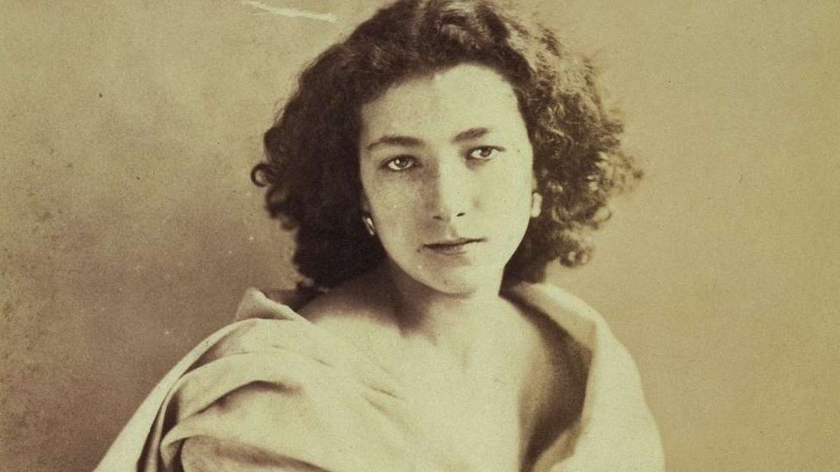 #SarahBernhardt est morte il y a #100ans #CeJourla #26mars #1923. #Nadar la #photographie jeune à 20 ans. La simplicité de ce #portrait contraste avec ceux réalisés au faîte de sa carrière : on la vit dans la splendeur de ses costumes de scène.
bit.ly/3Ukz0LY <a href="/MuseeOrsay/">Musée d'Orsay</a>