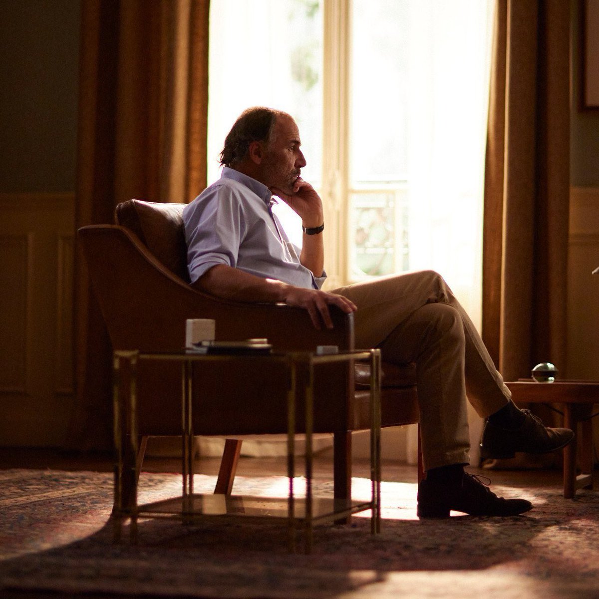 🛋️ Le cabinet du Dr Dayan ferme bientôt ses portes. Après des semaines de consultation, son livre d’or est bien rempli 📝 ⤵️ #EnThérapie