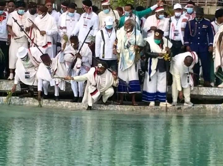 GeletaF1's tweet photo. Irreechi Mallattoo Eenyumma saba oromooti .
Irreecha yeroo Irreeffannu yeroo itti tokkummaa keenya kabajnu,yeroo Itti sabdaneessumma keenya mirkaneesinuuf yeroo itti adaaf Duudhaa oromtichaa ol qabuun karaa nagaaf tasgabbii qabuun addunyaa   irratti agarsiisnudha. https://t.co/7cLpq8zGDo