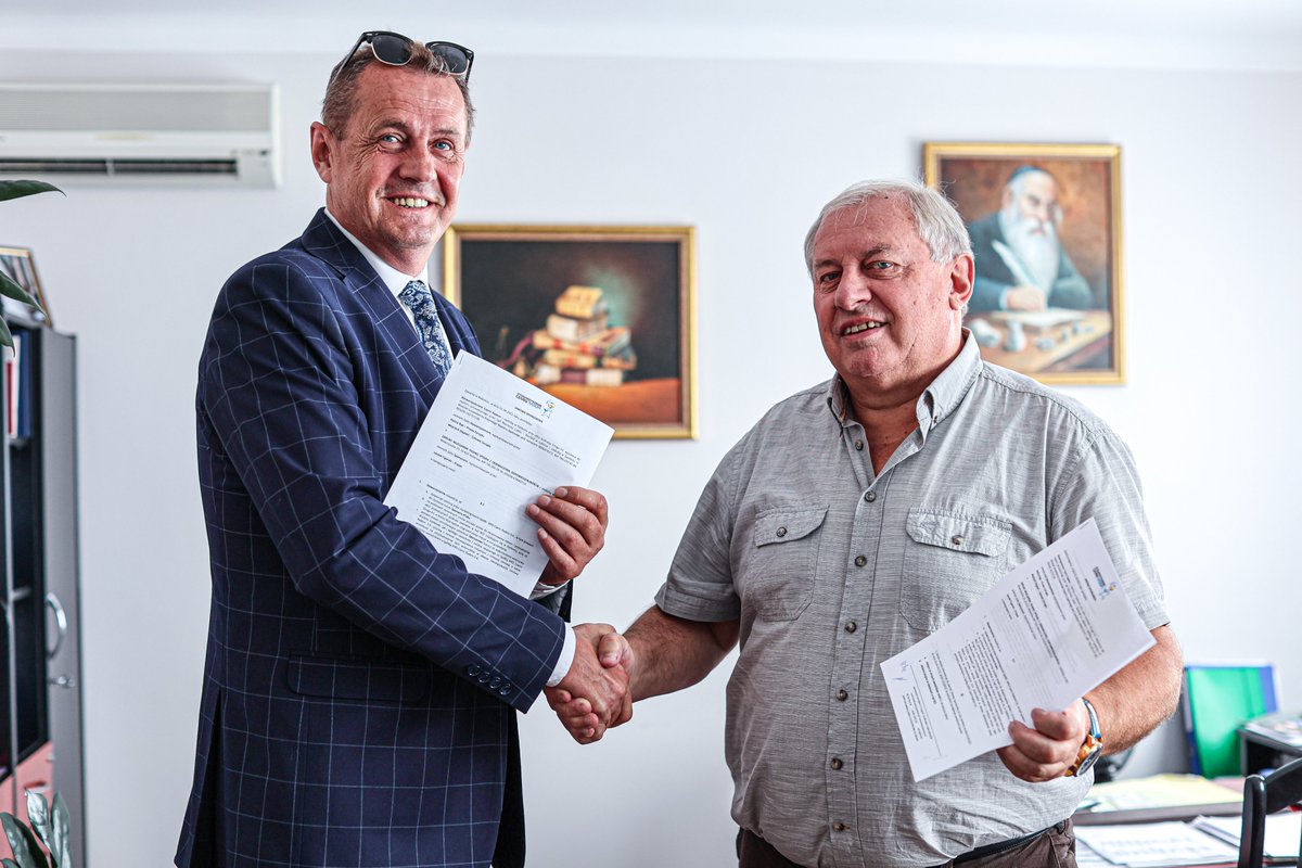 _CzarniRadom_'s tweet photo. Nowa 📜umowa sponsorska na sezon 2022/2023 z firmą FigAnd oficjalnie została podpisana 📃✒️ #GramyWJednejDrużynie 🤝
Więcej informacji na naszej stronie ⏩ https://t.co/BvH1P9ByWH
#CerradEneaCzarniRadom | #FigAnd | fot. Adam Kurasiewicz https://t.co/sWA0bNAakZ