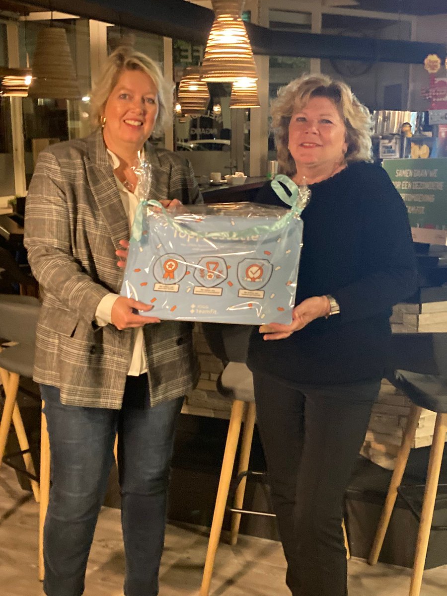 HuisvoordeSport's tweet photo. Wethouder @IngeJongman reikt 1e 'Topprestatie' in de provincie uit aan Argo Catering voor een gezonde sportkantine in sporthal Beijum @gem_groningen. Ook als club aan de slag met gezonde keuzes? Neem contact met ons op via https://t.co/OAsQESmOGi @Sport050 #blijfbewegen https://t.co/SkURvXEJW9