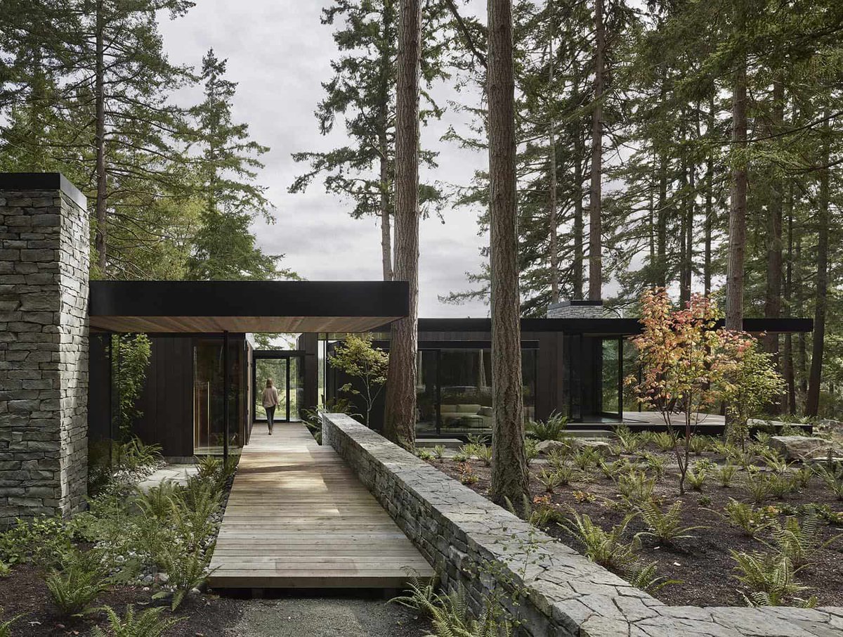 Glass house surrounded by a tranquil forest setting on Whidbey Island onekindesign.com/2020/06/01/gla…