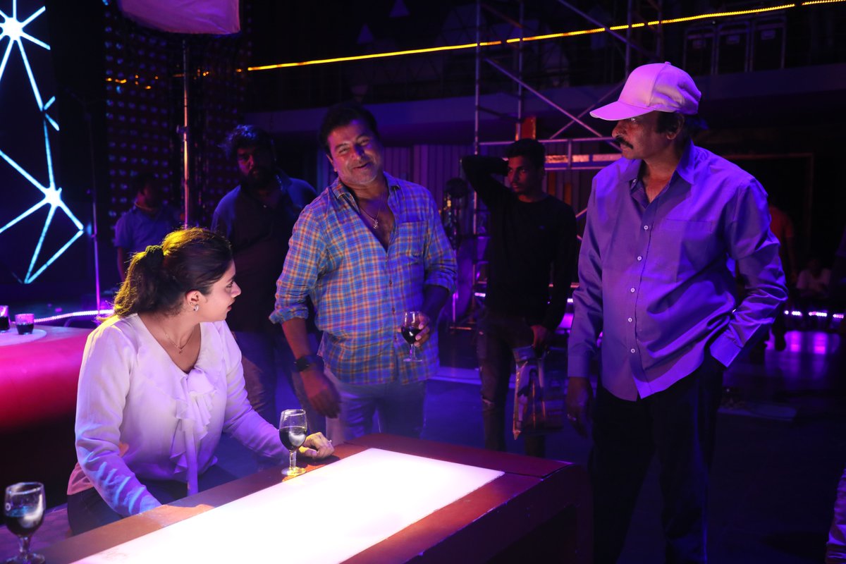 iDreamMedia's tweet photo. Working Stills From The "Kallaasu anni varreeesu"...Song Making From #dochevarevarura Movie !
#SivaNageswaraRao #BodduKoteswaraRao #AjayGhosh #Pranathy #Dochevaru #Docheyvaru #BithiriSathi #RohitVardhan #IQCreations #LaxmiNivas #iDreamMedia https://t.co/4eFNczeJlp