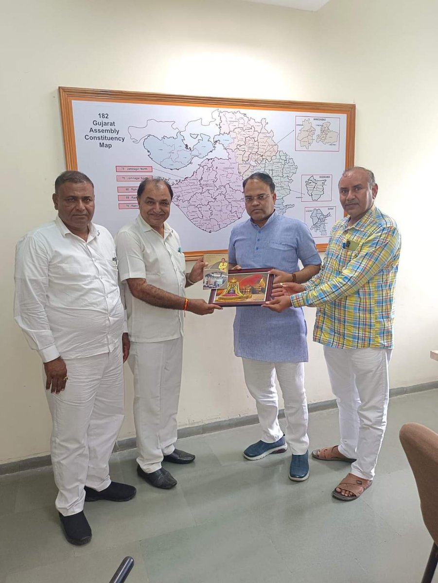 ProfVala's tweet photo. ભારતીય જનતા પાટીઁના પ્રદેશ સંગઠન મહામંત્રી આદરણીય રત્નાકરજી સાથે શુભેચ્છા મુલાકાત, સન્માન કરીને નગરપાલિકા વિસ્તારમાં રહેતી વિધાથીઁનીઓને એસ ટી બસમાં ફી઼ પાસની સુવિધા મળી રહે તે માટે રજુઆત કરવાનો અવસર મળ્યો. સાથે જુનાગઢ શિક્ષણ સેલના કન્વિનર વેજાભાઈ તથા દેવશીભાઈ ચાંડેરા જોડાયા હતા. https://t.co/OAvaChy9V0