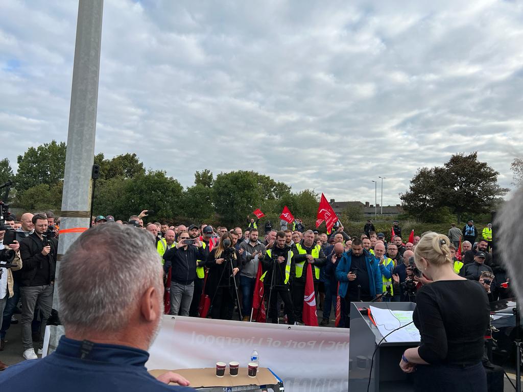 UniteSharon's tweet photo. Today I stood on the picket line with workers at #LiverpoolDocks. MDHC is controlled by a tax-exiled billionaire &amp; can well afford to pay these workers a proper pay rise. @unitetheunion will not tolerate attacks on their living standards while the company gets richer and richer. https://t.co/PH9T0Egvsf