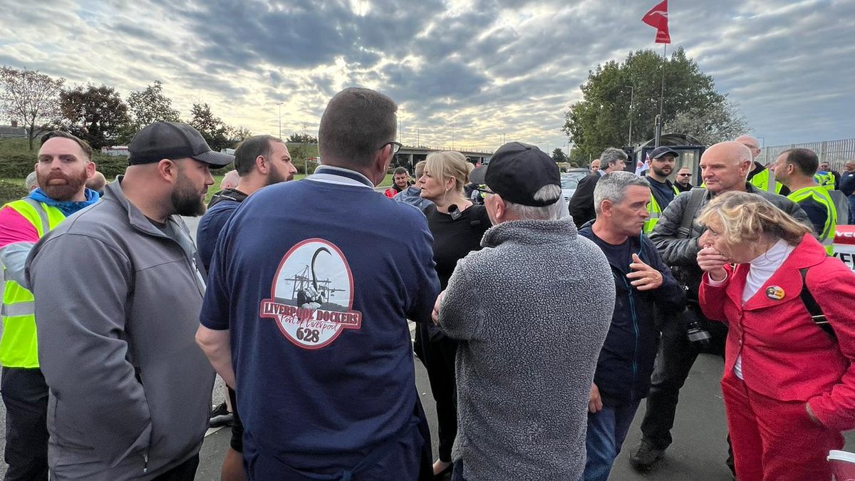 UniteSharon's tweet photo. Today I stood on the picket line with workers at #LiverpoolDocks. MDHC is controlled by a tax-exiled billionaire &amp; can well afford to pay these workers a proper pay rise. @unitetheunion will not tolerate attacks on their living standards while the company gets richer and richer. https://t.co/PH9T0Egvsf