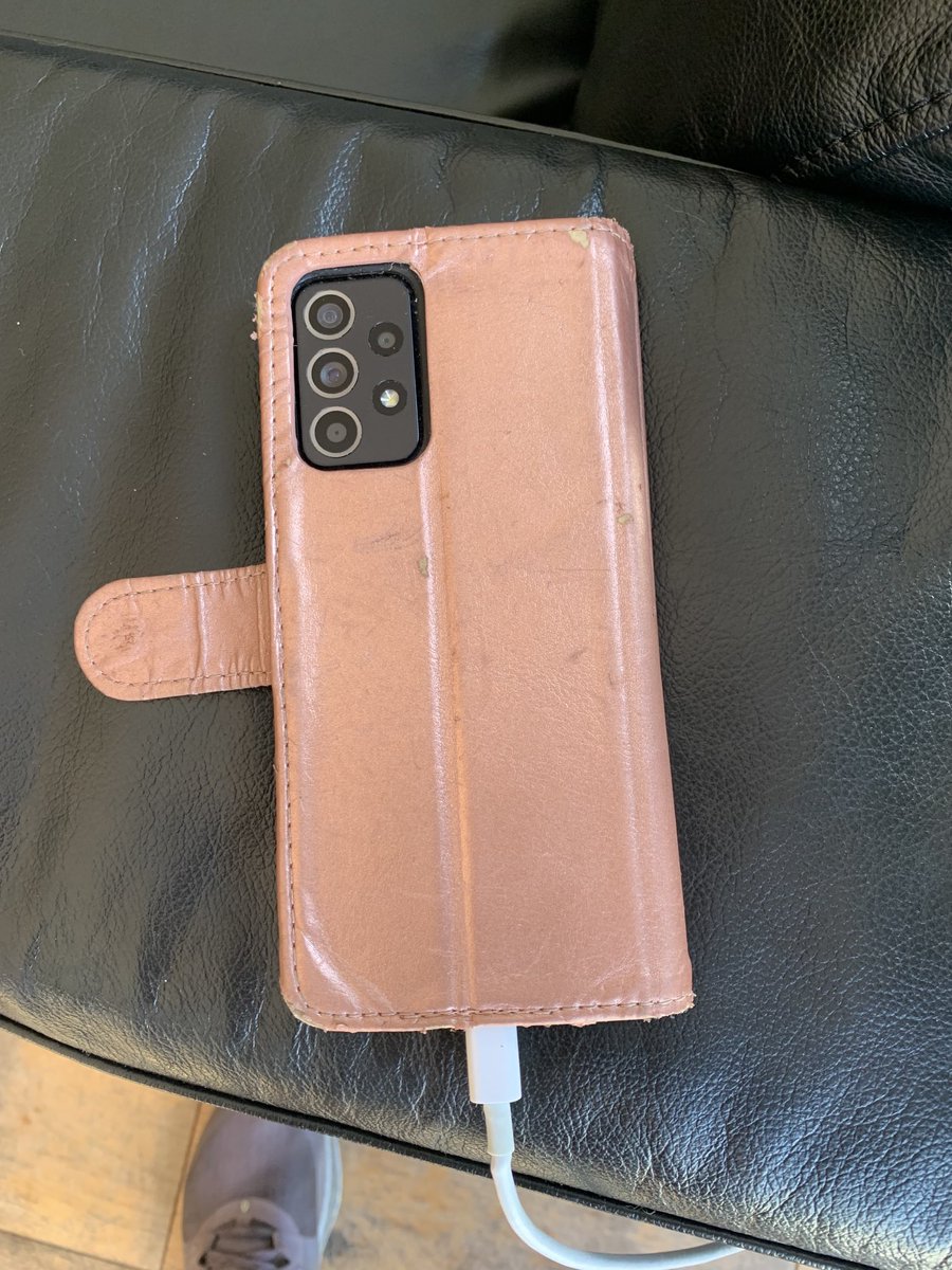RunsyMumsy's tweet photo. Found this fone this morning around 9.30am lying on the road at the top of Mooreland Park. ⁦@Twitter⁩ do your thing and get this back 2 it’s owner 🙏  Retweet far &amp; wide plz ⁦@Kevgamblefeile⁩ https://t.co/3NGBJoEkU6