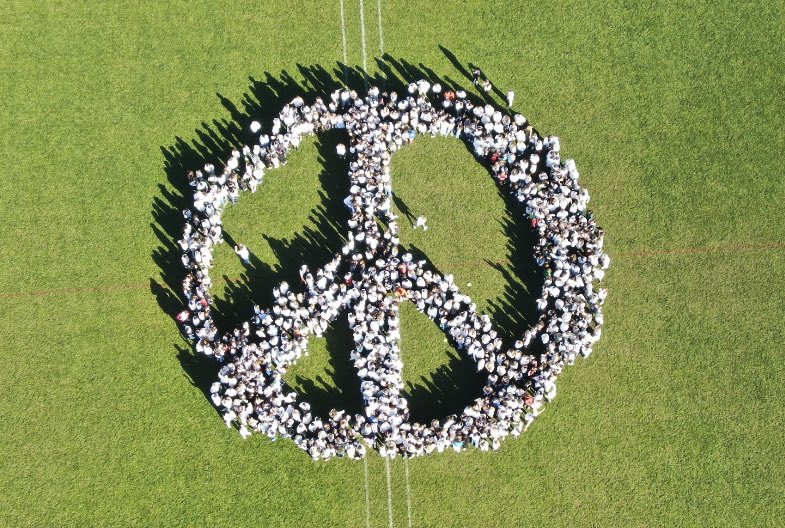 callaghan_ali's tweet photo. Happy #PeaceDay from ZIS! With almost 1000 people from our Middle and Upper School, we came together to show our support of #PEACE for everyone in the world! #ZISexperience https://t.co/BqtNKLJBhp