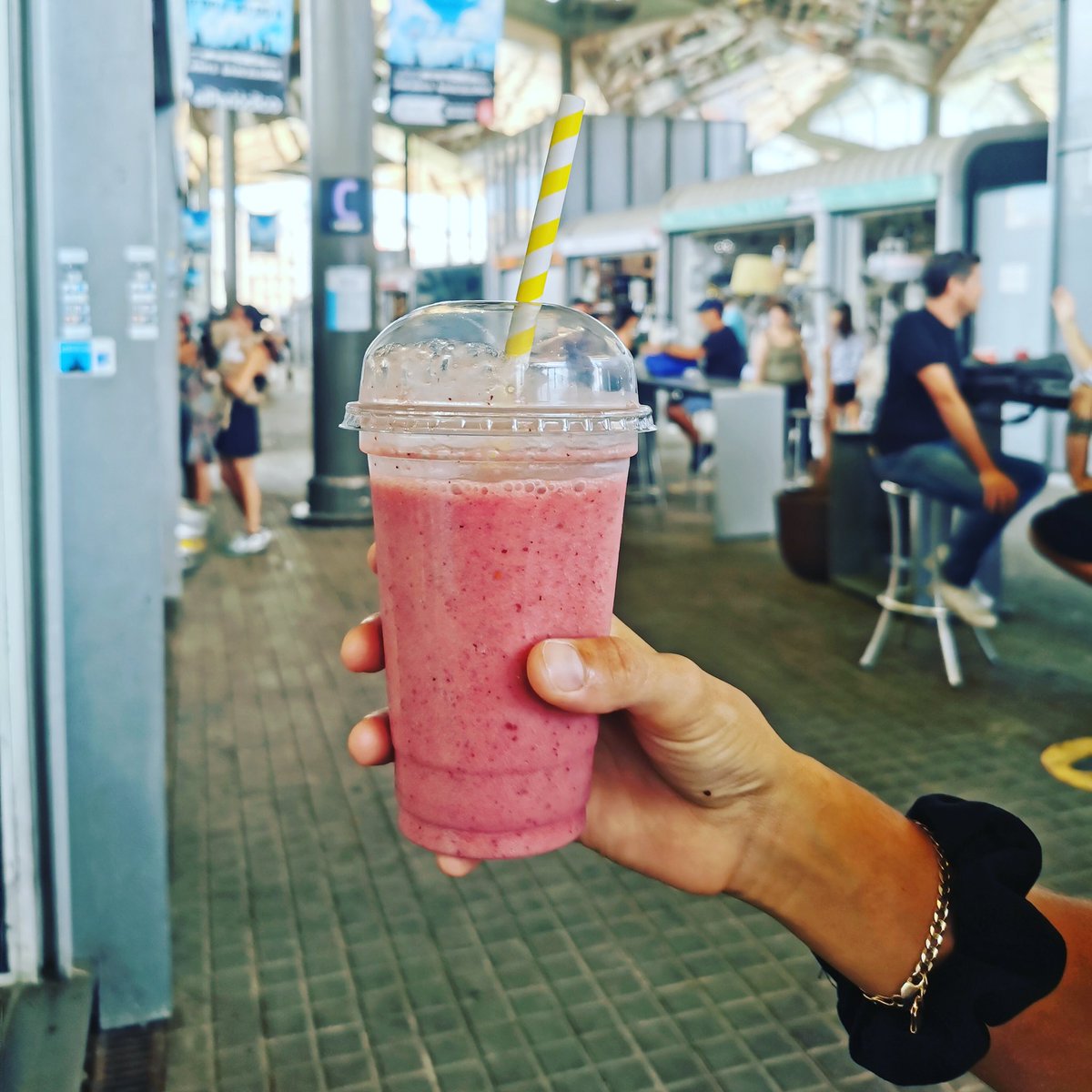 EncantsBCN's tweet photo. Acomiadem l'estiu amb un toc tropical! 🌴 El dels cremosos #batuts de fruites naturals d'#IFoodEncants! Infinites combinacions d'alvocat, pinya, mango, kiwi, préssec, poma, maduixa, plàtan, taronja...
Ja els heu tastat? 🤤
#batidos #zonaderestauració #zonaderestauración https://t.co/xnKD5RMvRo