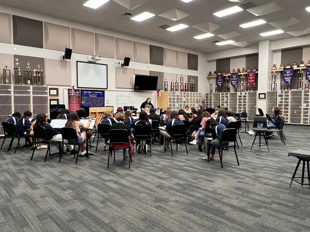 CLHSChoir's tweet photo. We hosted CCISD, @friendswoodhschoir, and @alvinhschoir yesterday for our annual Region prep camp! Thank you to our fabulous clinicians for spending time making all of Region 17 better! And the students did an excellent job of setting up and tearing down! #LaketoState https://t.co/UPyOtsDwcA