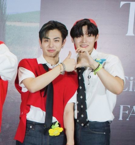 폼폼➰ tweet media