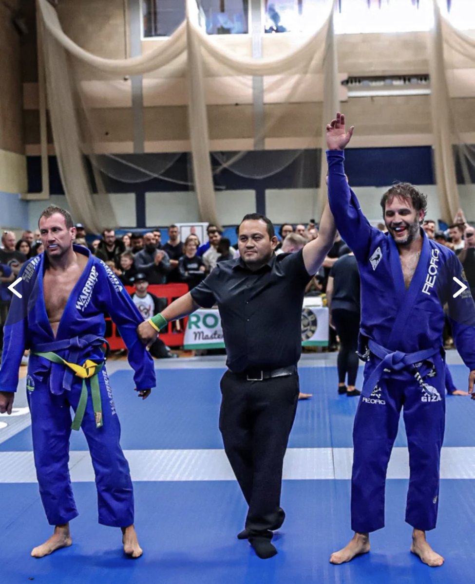 meilleurescenes's tweet photo. Tom Hardy remporte l'or après avoir secrètement participé à un tournoi de jiu-jitsu à Milton Keynes, laissant les habitants stupéfaits ! 😭😭😭 le Goat ! https://t.co/BKybn8KAeT