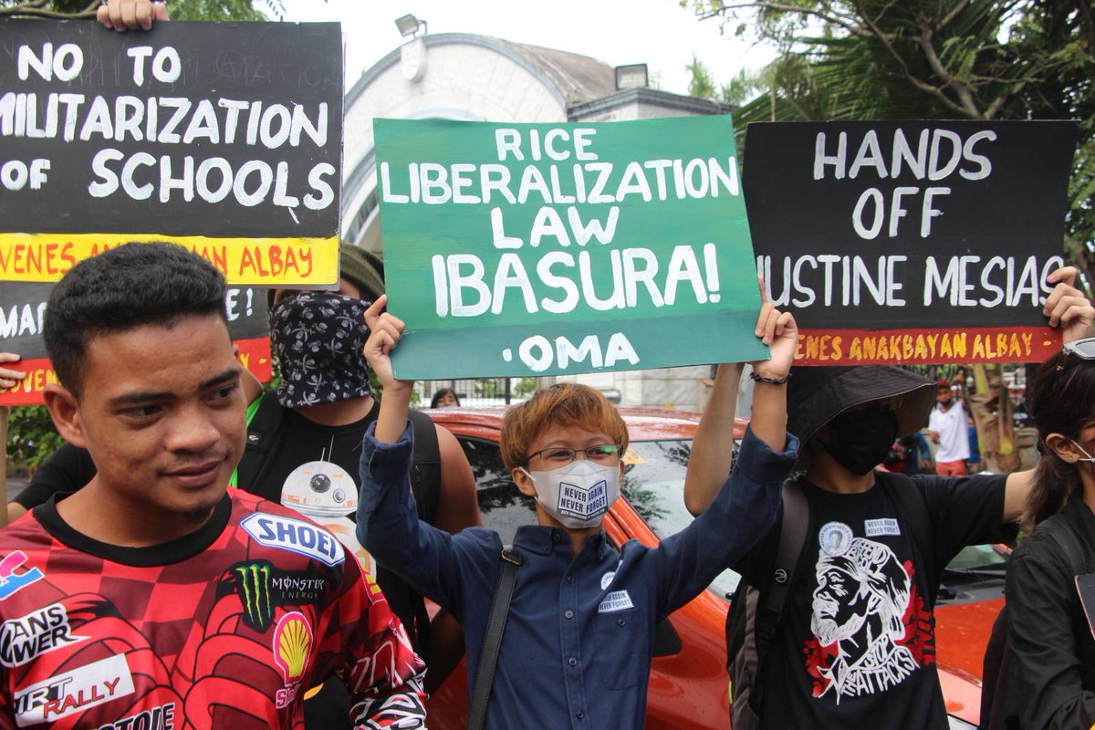 Bitbit ang mga panawagan, nagkasa ng maikling programa ang mga progresibong grupo sa labas ng simbahan. Nag-alay din sila ng panalangin sa mga nasawi noong Martial Law maging sa mga biktima ng patuloy na pandarahas ng estado.

#NeverAgain
#NeverForget