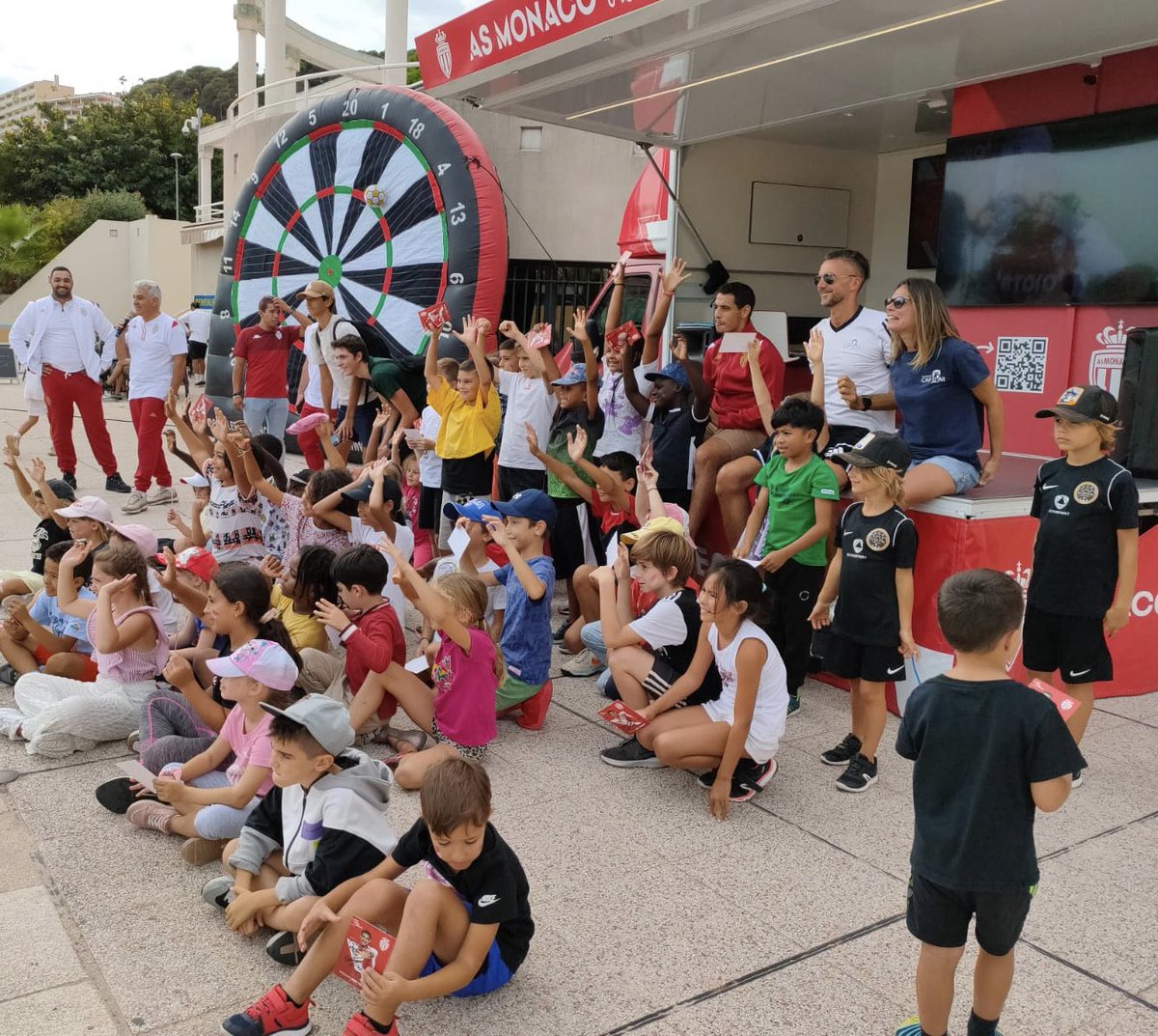 En présence de notre Maire @_XavierBeck, l’@AS_Monaco kids Tour a fait étape à l’Amphi de la Mer. Le champion & capitaine @WissBenYedder nous a fait l’honneur de sa venue: un moment privilégié pour nos jeunes Cap d’Aillois, pour les enfants du centre de loisirs & de l’USCA !