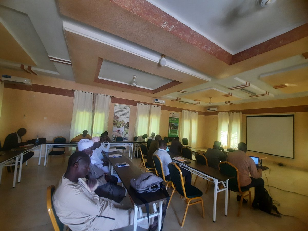 Début de l'atelier de mise en place du cadre de concertation Provincial du Guéra ce matin 21 septembre 2002 á Mongo.
Cette activité est organisée par le Consortium UICN.
<a href="/UICN_PACO/">UICN-PACO</a> <a href="/ApefProgramme/">Programme APEF</a> <a href="/BremeBarka/">Barka A. BRÉMÉ</a> <a href="/nehemie_k/">NDOMASSAL K. Néhémie</a>