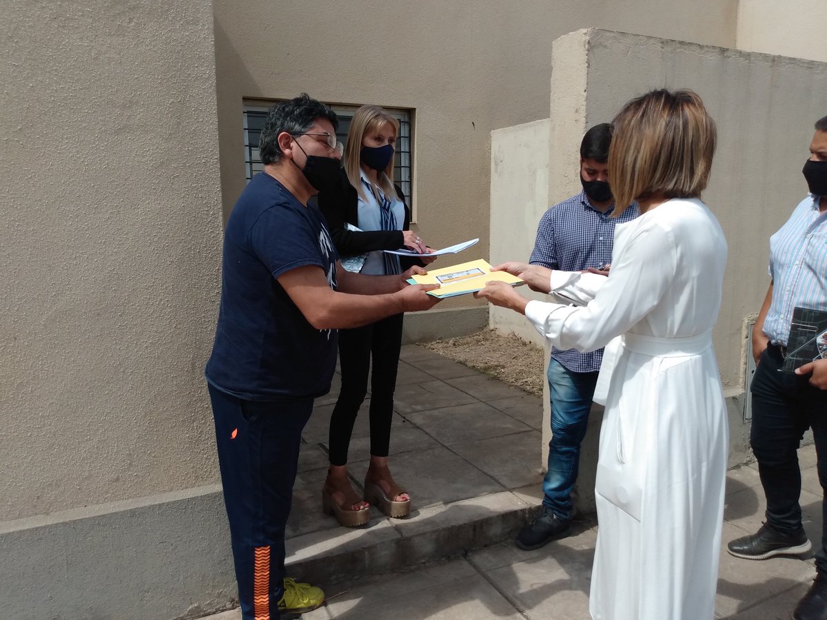 stellamcordoba1's tweet photo. Dejamos una planificación que permite continuar con las entregas y nuevas firmas de convenios para más viviendas.
Un reconocimiento a lxs trabajarxs del Instituto por su valioso aporte. https://t.co/wJLhWZv2dG