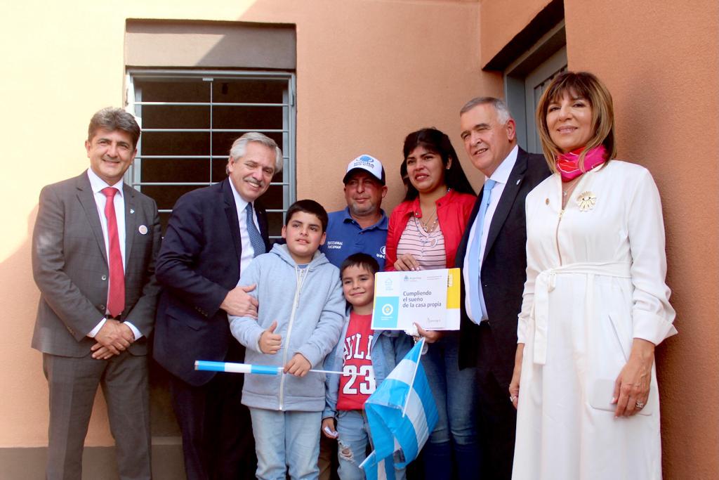 stellamcordoba1's tweet photo. Saludamos al @IPVDUTUC1 en su nuevo aniversario y celebro haber sido parte de su gestión. Siento que aportamos nuestro granito de arena para seguir cumpliendo el sueño de la casa propia.
Las dificultades fueron muchas, pero los logros también. https://t.co/paQQ5qC0BC