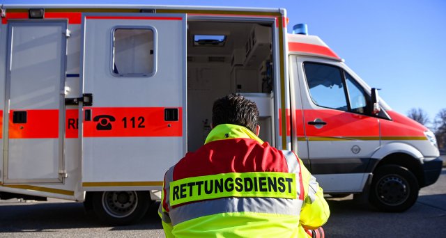 Psychische Gesundheit: Angebot für Rettungskräfte:  Leipzig – Jeder siebte Beschäftigte im Rettungsdienst berichtet von Depressionen. Ein neues Onlineangebot will Rettungskräften nun Hilfe bieten. Die Plattform rupert-community.de bietet… dlvr.it/SYkkGc
