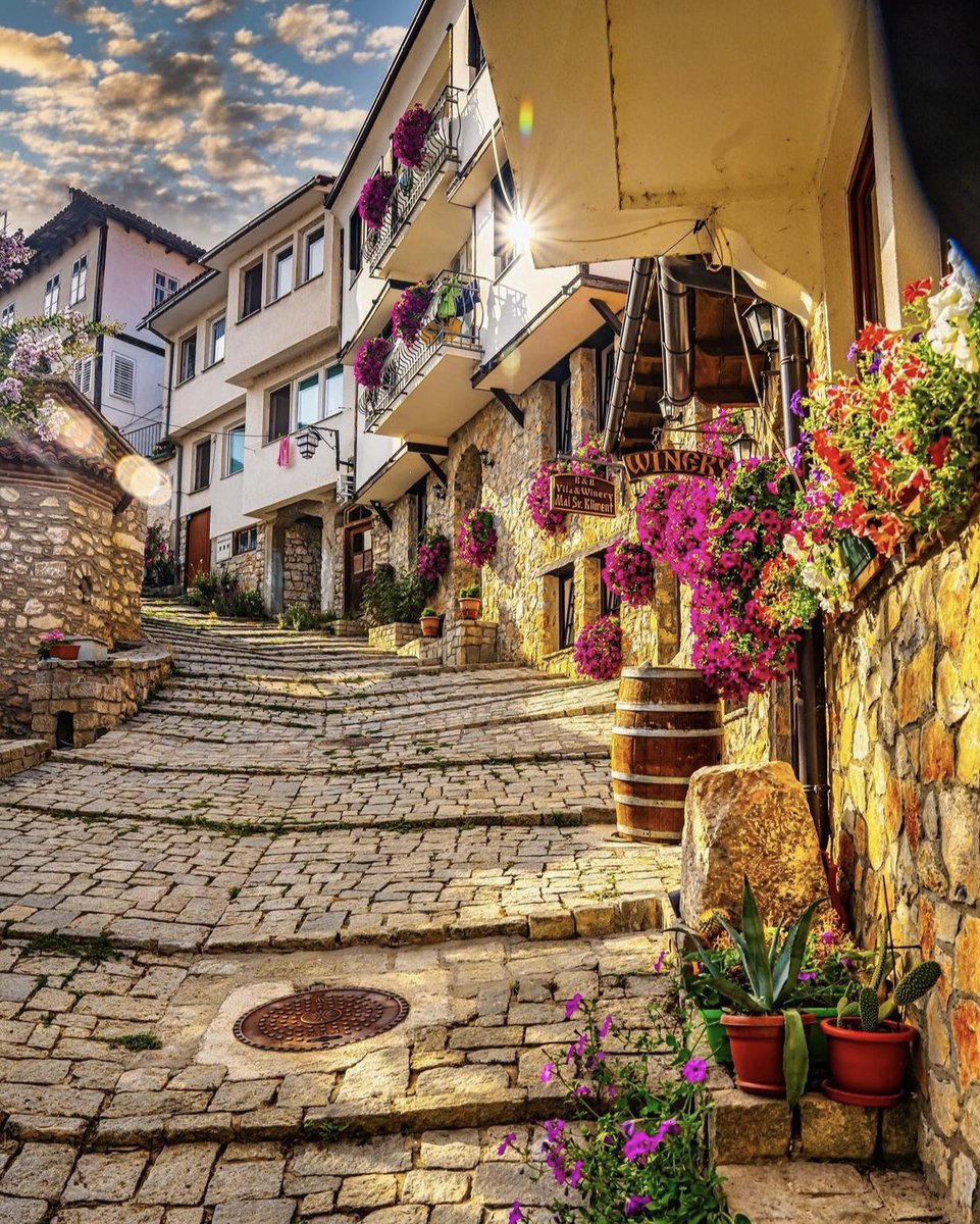 Rumeli’de çıkılmamış yokuşlar, görülmemiş manzaralar ve daha yaşanmamış nice güzel an var. (Ohri, Makedonya) #rumeli #tarih #kültür