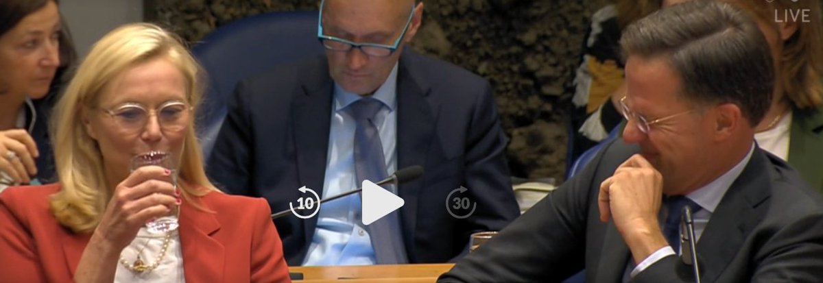 Terwijl Marijnissen vertelt over een zorgmedewerker die twee banen moet hebben om rond te komen en terwijl ze vertelt over een caissière die boze klanten over zich heen krijgt zitten <a href="/MinPres/">Dick Schoof</a> en <a href="/SigridKaag/">Sigrid Kaag</a> te giebelen. Wat een neerbuigendheid, wat een arrogantie naar Nederland😡