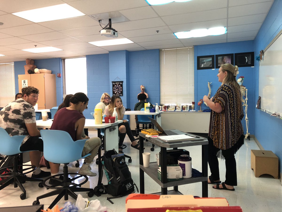 _mcknightst's tweet photo. Mrs. McDermott, our College Connector, took time out of her busy schedule to discuss The Common App and FASFA. #repthata #theirfutureisbright https://t.co/qDGwiSpIrV