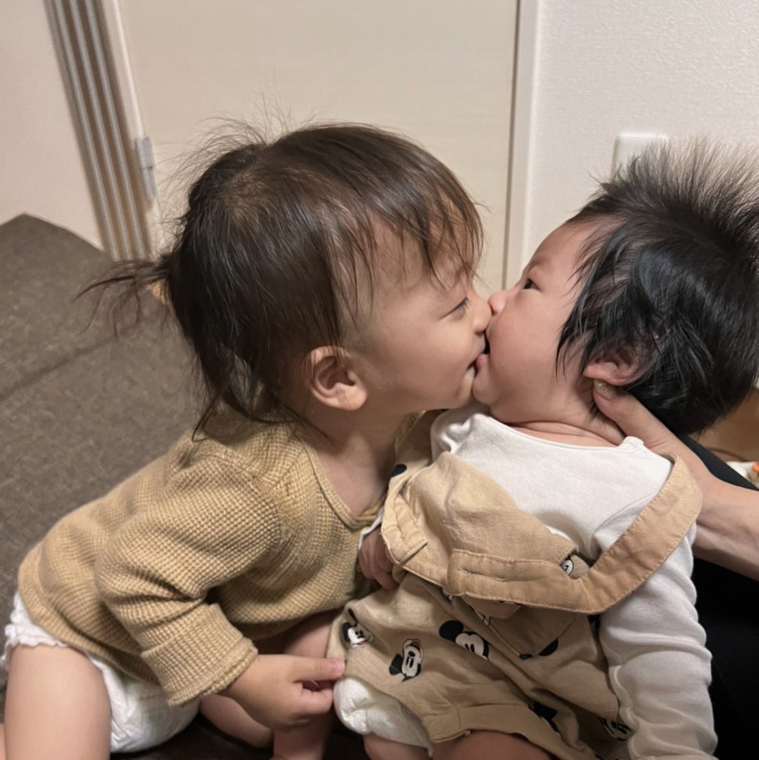 nanaka2065's tweet photo. 翠波もまだまだ赤ちゃんやのに
最近お兄ちゃんって自覚出てきたんか
チュー���たりミルクあげたりしてくれる
兄妹想像以上に可愛い🥹❤️ https://t.co/BLkDRd3JdW