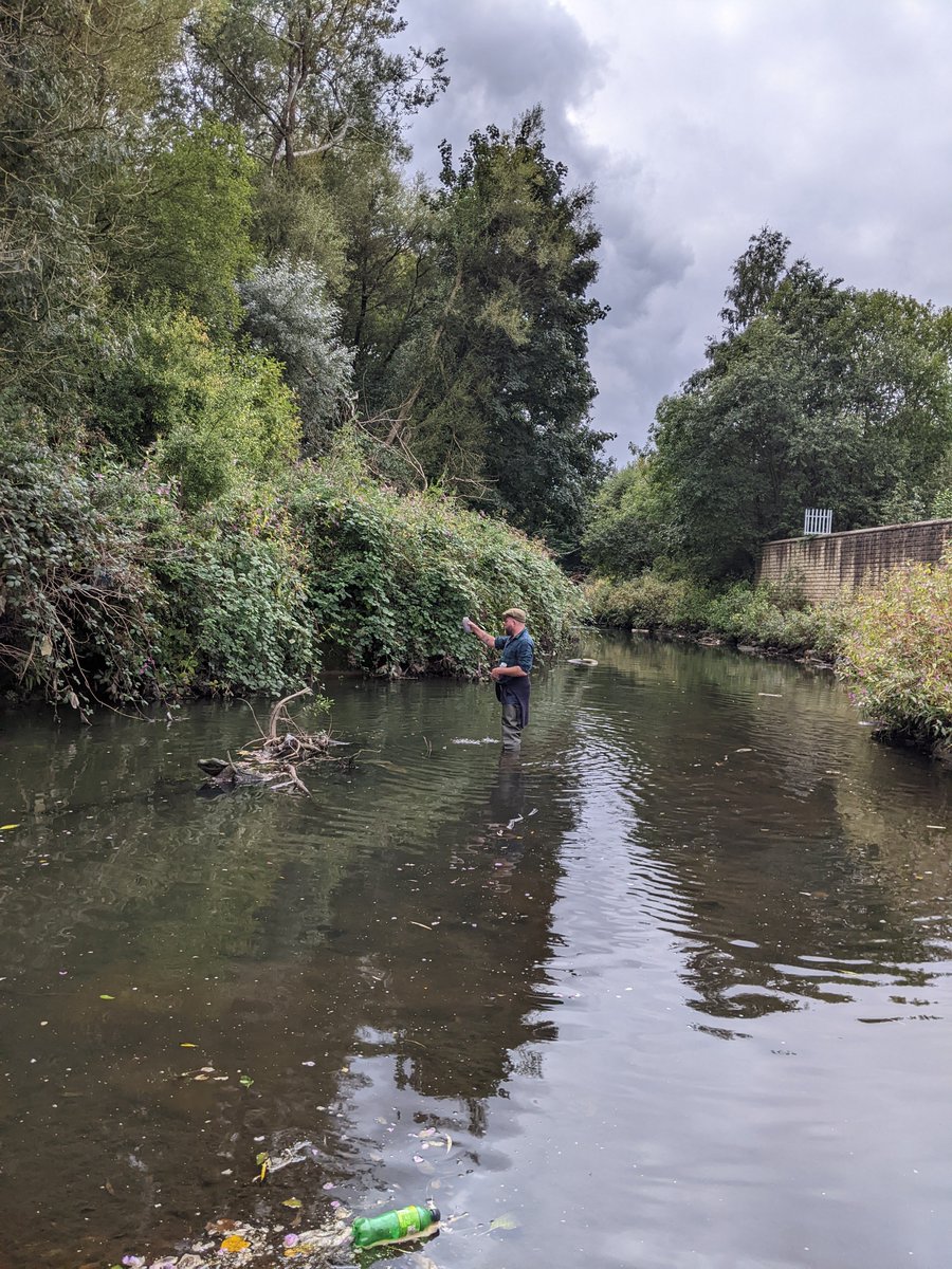 laurajpottinger's tweet photo. Collecting materials and mud samples for a new project. Together with an interdisciplinary team of researchers and artists, we're exploring how Manchester's industrial legacies might be visualised on cloth #cottonopolis #MakingSlowColour #naturaldyeing #slowmaking https://t.co/wYhR2zDKWY