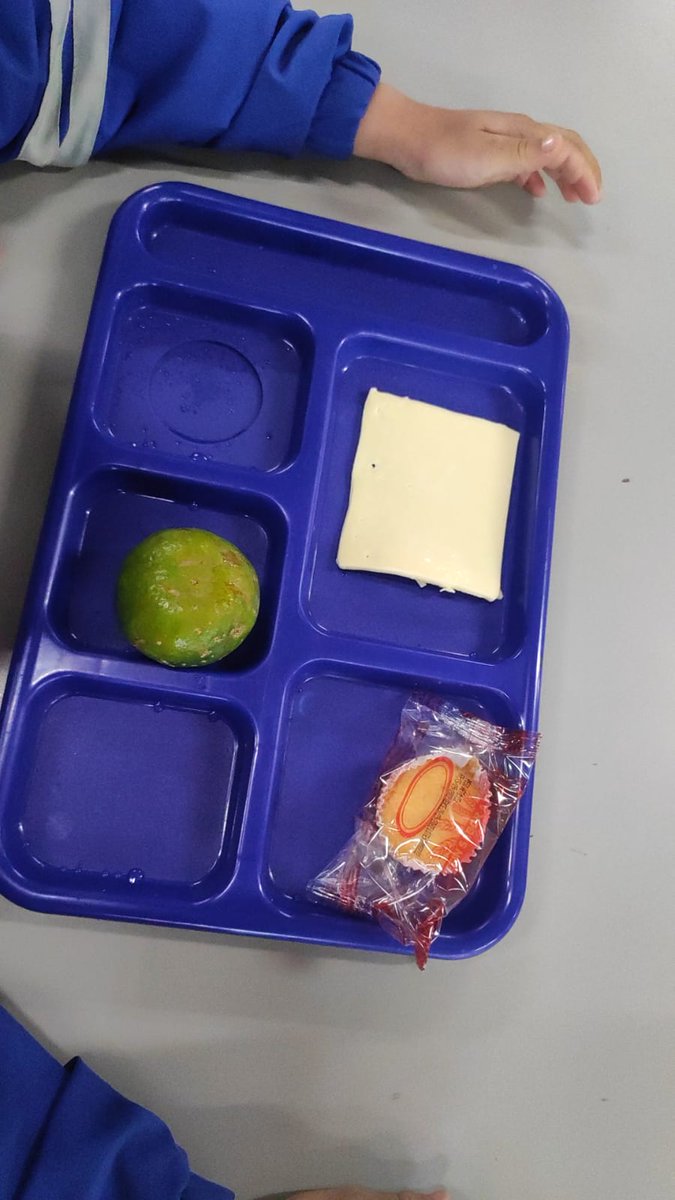 sandramilvargas's tweet photo. El desayuno caliente del operador del restaurante escolar del colegio Carlos Albán Holguín sede A @Compensar es una vergüenza esto. Y cuál será el costo de ese desayuno? @WILLYCARMONAM @Educacionbogota @ClaudiaLopez https://t.co/x8F8GtfrTD
