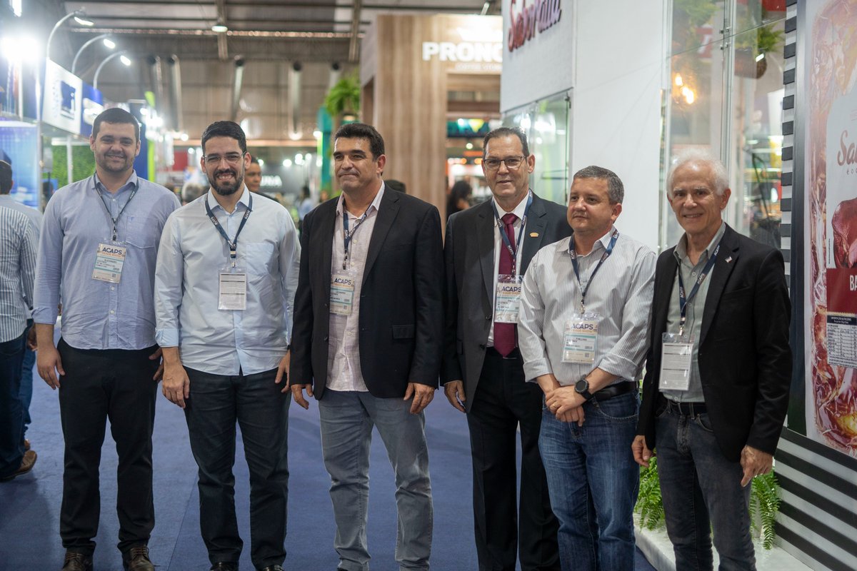 Amunes1's tweet photo. O presidente da Amunes e prefeito de Cachoeiro, Victor Coelho, participou da abertura da Acaps Trade Show, tradicional feira organizada pela Acaps. Victor acompanhou a palestra do economista e ex-Ministro da Fazenda, Maílson da Nóbrega, que analisou as perspectivas econômicas. https://t.co/KyOZK4VVVz