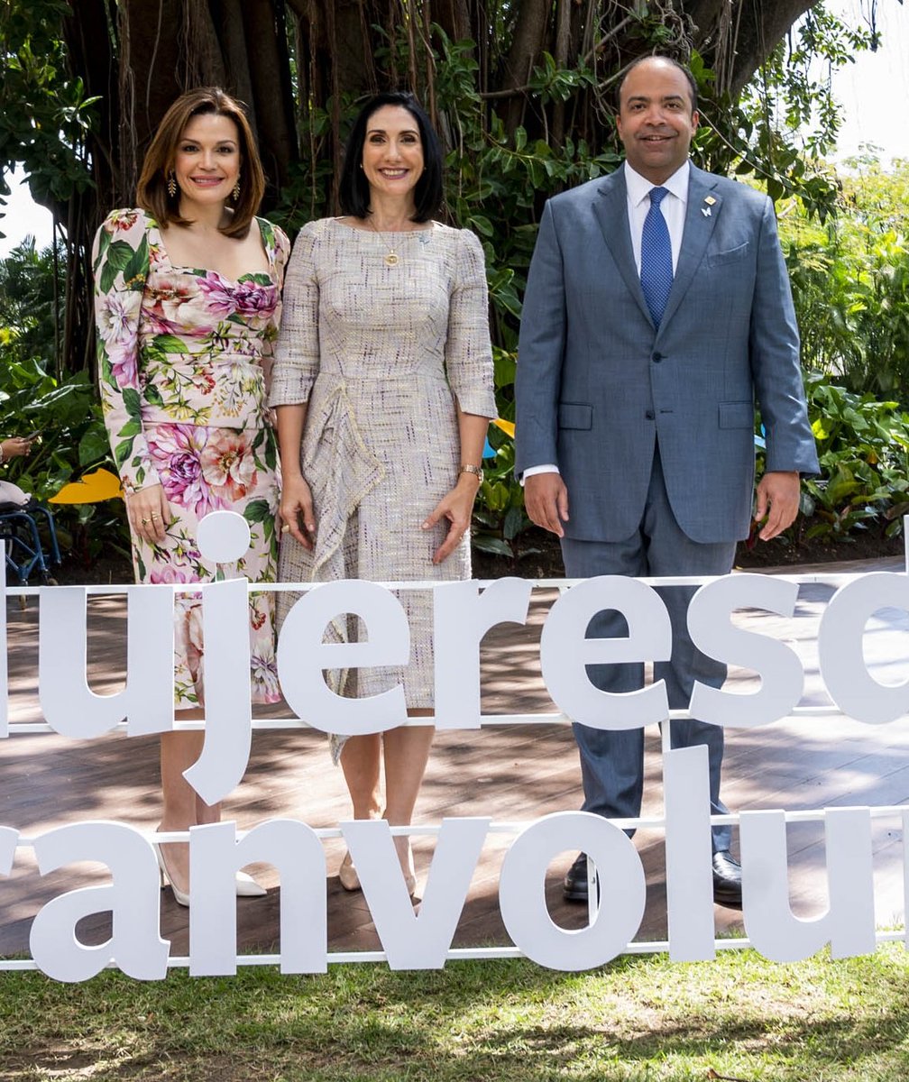 Mis más sinceras felicitaciones en su día mi estimada <a href="/raquelarbaje/">Raquel Arbaje</a>. Admiro tu nobleza y tu forma de servir al país con tanto amor y entrega. Que Dios te siga bendiciendo grandemente y te llene de salud. ¡Feliz cumpleaños!