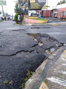 alertux's tweet photo. Usuarios reportan calle en mal estado y formación de cárcava en Calle La Mascota, en las cercanías de Alianza Francesa.

Cc: @ObrasPublicasSV @FOVIALITO https://t.co/pZHlsaThfX