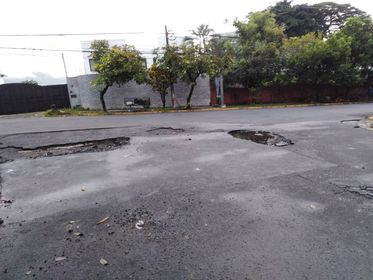 alertux's tweet photo. Usuarios reportan calle en mal estado y formación de cárcava en Calle La Mascota, en las cercanías de Alianza Francesa.

Cc: @ObrasPublicasSV @FOVIALITO https://t.co/pZHlsaThfX