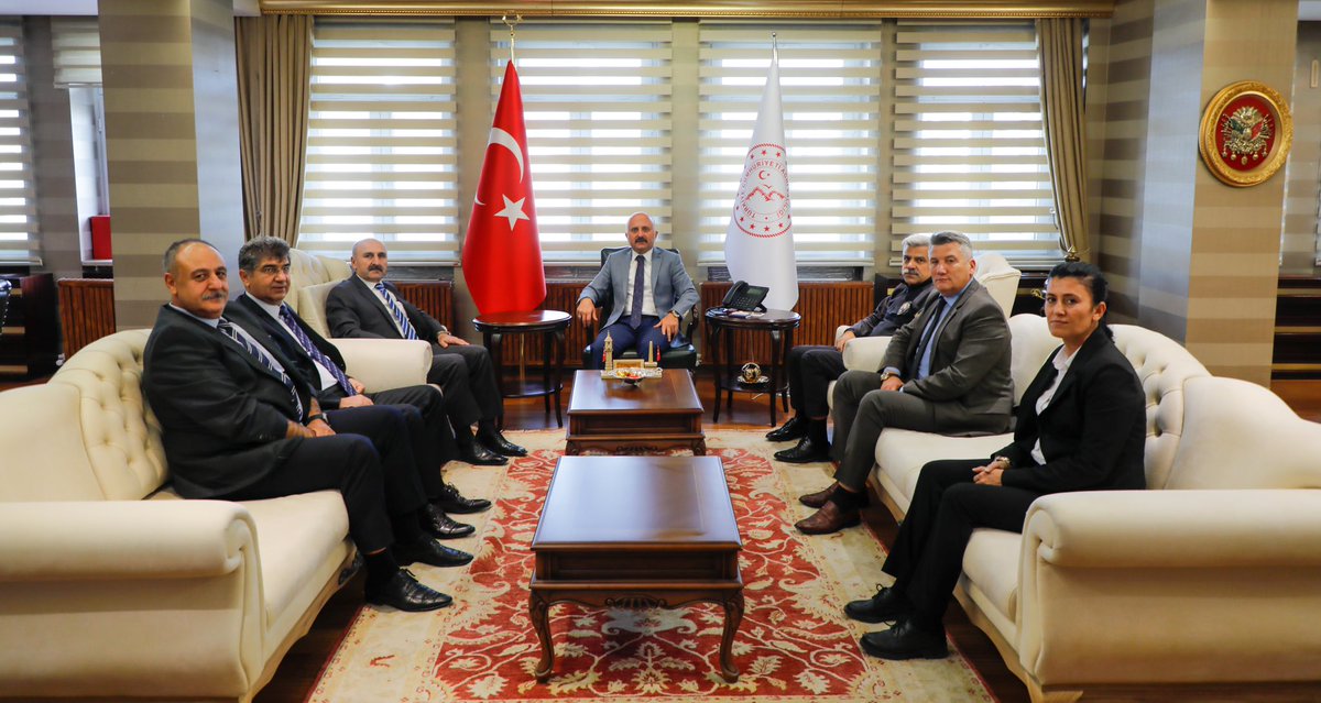 Valimiz Dr. Osman VAROL; Emniyet Genel Müdürlüğü Teftiş Kurulu Daire Başkanlığı Başmüfettişleri Kasım VAROL, Yıldıray ARSLAN, Nahit KARAKAŞ, Kenan ESER ve Müfettiş Zekiye İYİGÜNLER ile İl Emniyet Müdürü Nihat ÖZEN’i makamında kabul etti.