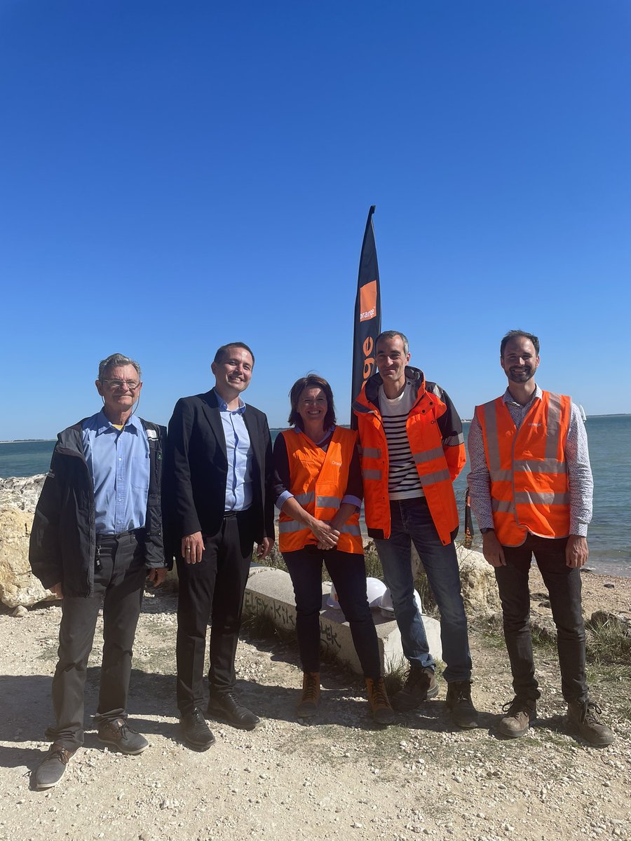 .<a href="/OlivierDefosse/">Olivier Defosse</a> et <a href="/didier_dillard/">Didier Dillard</a> présentent l’atterrissement du câble sous-marin de 4,8 km en fibre d’optique qui va permettre d’apporter la #fibre à l’#IledAix 4/5