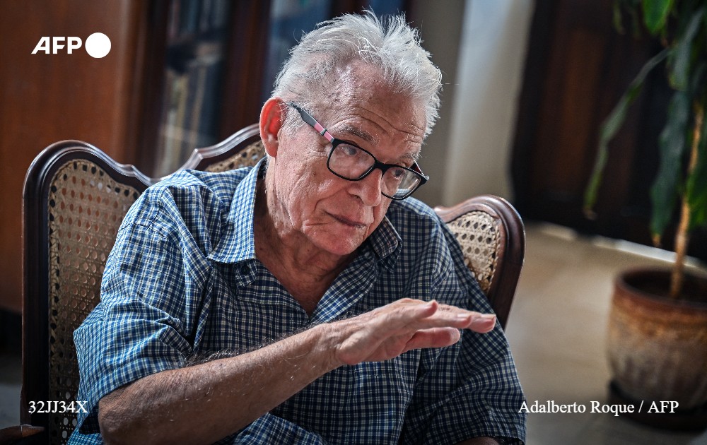 letapineda's tweet photo. El escritor Antón #Arrufat tenía 35 años cuando fue #marginado por su obra provocadora. Después colaboró con la película #FresayChocolate, que sacó el tema a la conversación pública. Hoy apoya la legalización del #matrimoniogay en Cuba #AFP @AFPespanol
https://t.co/CUTgJZ29e7 https://t.co/RydE3PYoG3