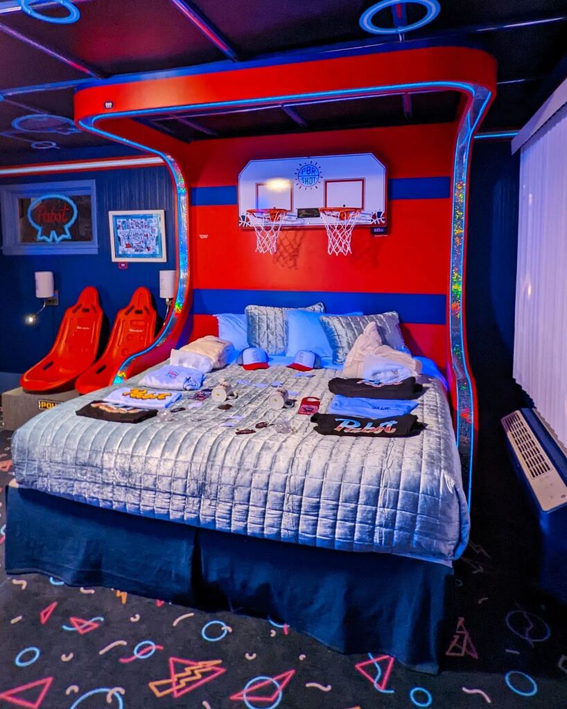 Photo dump from our stay at the PBR motel. We booked a last minute trip up to Traverse City, MI, to see Pabst: The Place. Reader, believe me when I say it was EVERYTHING we hoped for.

1-4: The Arcade room, the room we stayed in. Beers in the claw machin… instagr.am/p/CixYIlnA9Dn/