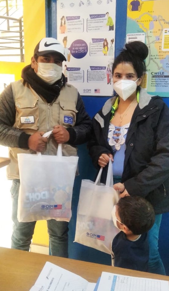 OIM_Peru's tweet photo. #SeguimosTrabajando 🙌
A través de nuestro #PAO de Desaguadero, en #Puno y en coordinación con nuestro socio implementador #CEDEH, ayer atendimos a 68 personas refugiadas y migrantes con la entrega de kits de alimentación fría.
🤝 Gracias al apoyo financiero de @StatePRM. https://t.co/i4Q7i80KgV