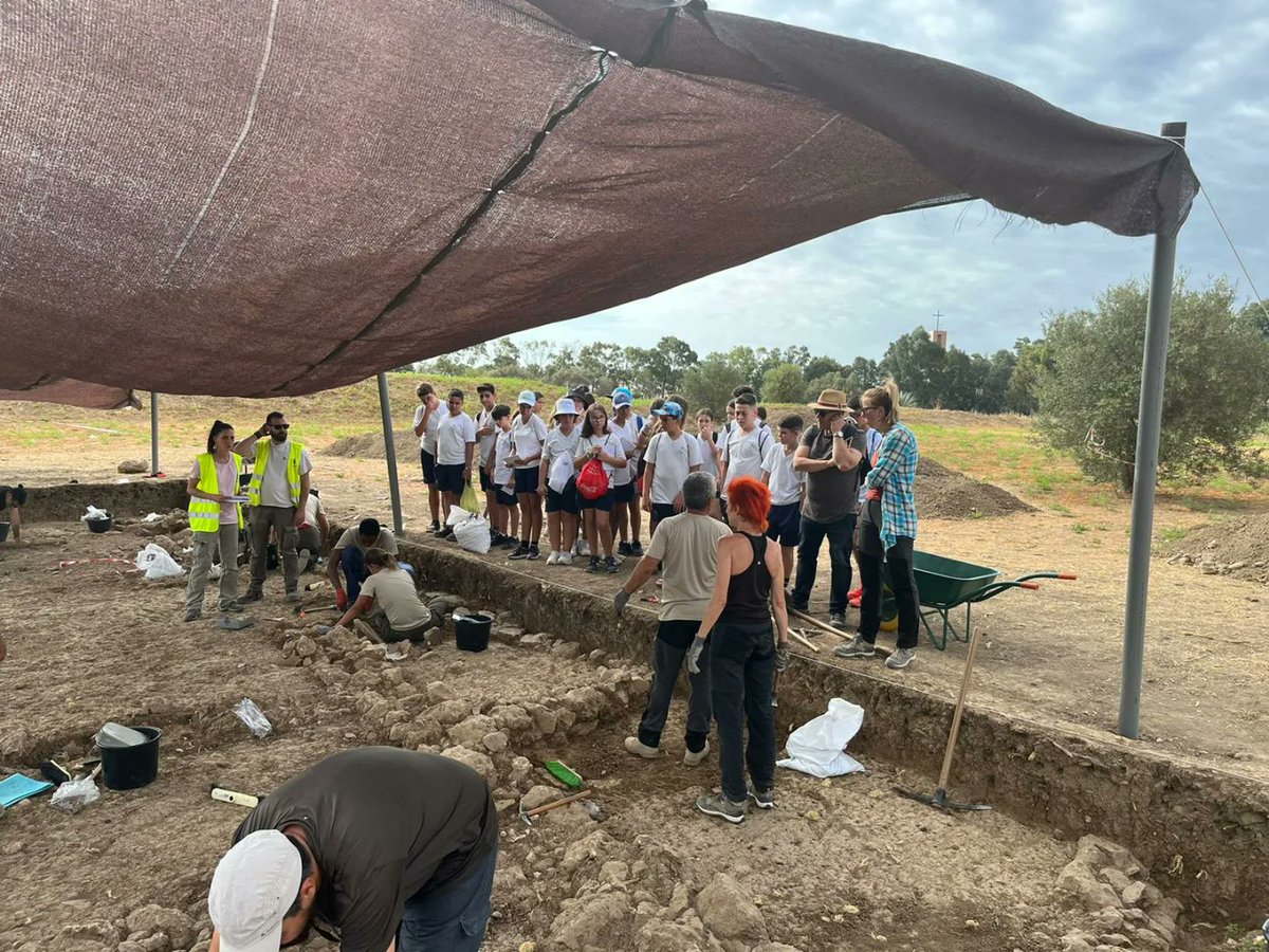 Padre_Jacobo's tweet photo. 🔛⚒🏺Excepcional jornada con 1° ESO visitando el #yacimiento del Cerro del Villar en plena campaña de excavación, pudiendo disfrutar también de los humedales cercanos al Guadalhorce.
#culturaclásica 
#fenicios
#historiadivertida
#alumnosarqueologos
#emprendedoresdelcambioglobal https://t.co/2lvK8bUpCk