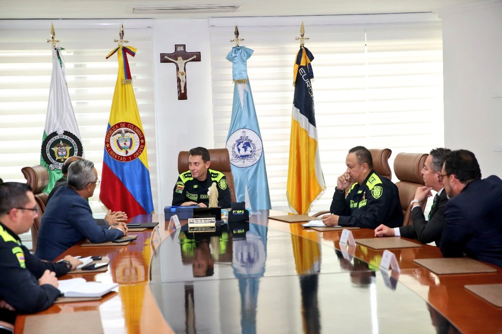 DirectorPolicia's tweet photo. Sabiduría, prudencia y acierto profesional son los atributos del suboficial y el mando del Nivel Ejecutivo en la @PoliciaColombia. Con #FesnePonal. El bienestar de las mujeres y los hombres policías es una prioridad. #DiosYPatria #EsUnHonorSerPolicía https://t.co/0X6NufmANy