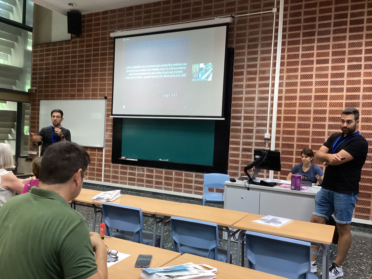 pacorevuelta's tweet photo. @Direbollosa y @jairoMS18 @NodoEducativo @infouex inician el taller de realidad aumentada en @congresocive22 #cive22 #Valencia https://t.co/r2FC95qytj