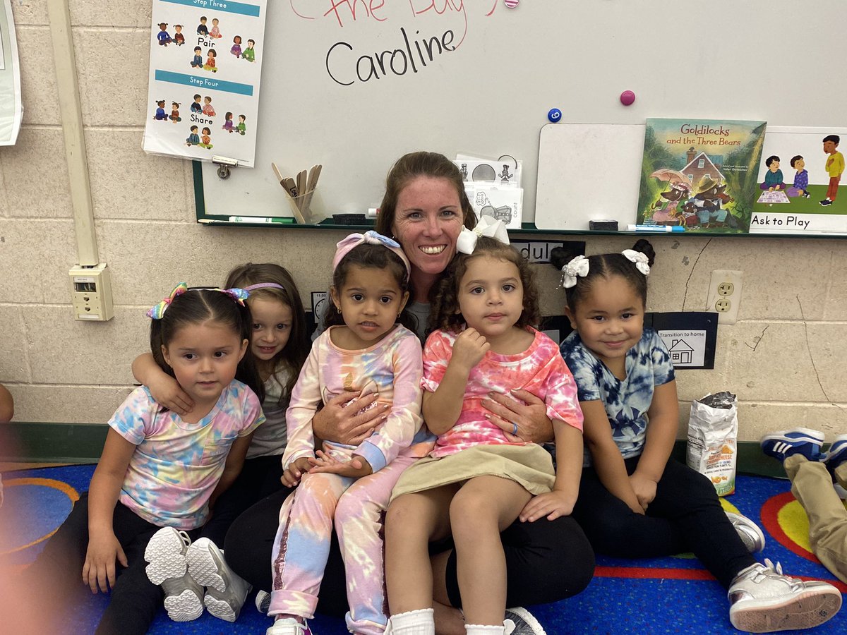 kimsw2871's tweet photo. As part of International Day of Peace, students wore tie-dye, chose centers together, and decorated peace signs for their classroom to support being peaceful and working together! @LBpublicschools @MsWickes #lbtogetherwecan https://t.co/NtsoqHPhb7