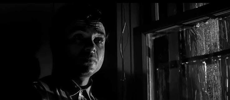 OI27U's tweet image. 『冷血』1967年🇺🇸
実際に起きた一家4人惨殺事件。事件発生前後と二人の加害者が死刑に至るまでを被害者、加害者、刑事それぞれの視点で描いた作品。理解しがたい犯行動機はだんだん見えてくる心の闇の中に。懐中電灯の使い方がかっこよすぎる。窓を流れる雨が顔に映って泣いているように見える描写も。