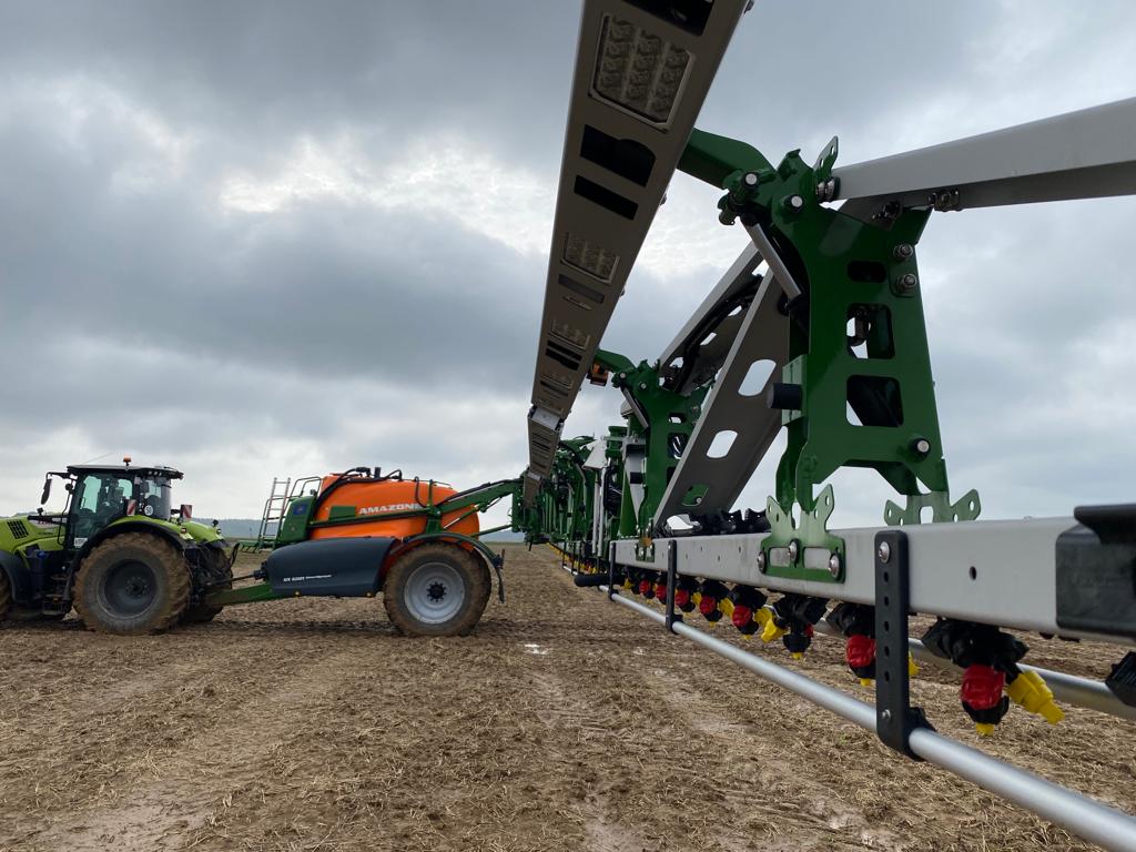 BASF_Agro_FR's tweet photo. Retour en images sur 3 jours de démonstration de #SmartSprayingSolution en grandes cultures, ici sur des betteraves sucrières. Avec cette innovation, c'est l'#agroécologie qui se poursuit ! https://t.co/uEBPEwHUil