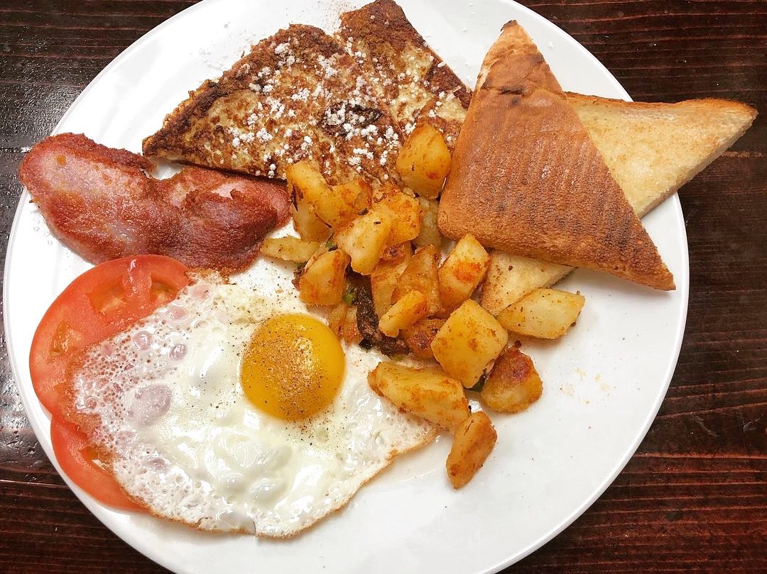 If you find yourself in #Keelesdale, #EgglintonGrill has you covered with all your faves. Check out this feast of sunny-side-up eggs, potatoes, tomatoes, bacon, toast, and french toast! 💚

📍 2609 Eglinton Ave W, York
☎ 416-652-0941

#torontorestaurants #breakfastto #eatingyyz