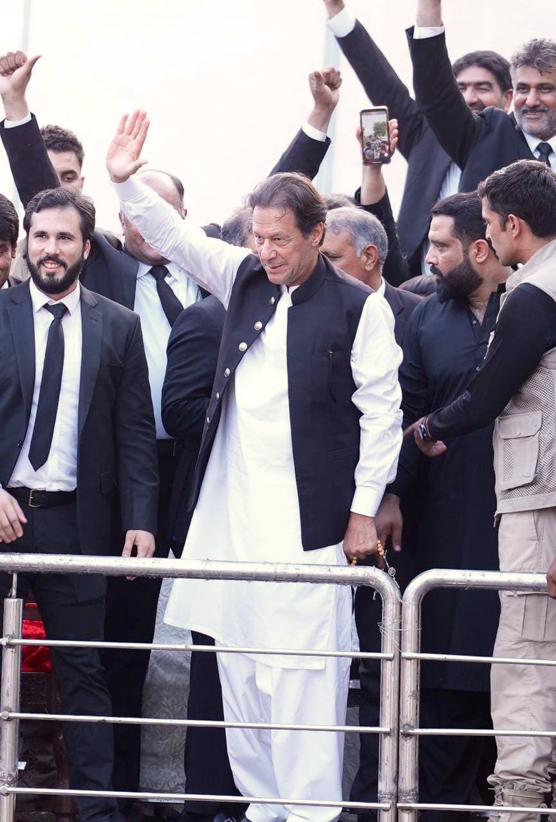 Kiraan_Awan's tweet photo. مقابلے کی ضد کیوں کرتے ہو میرے رقیب 
ہم نے پہلے بھی کئی بار زمانے کے بھرم توڑے ہیں۔۔🔥❤ https://t.co/Aps0NCd38l