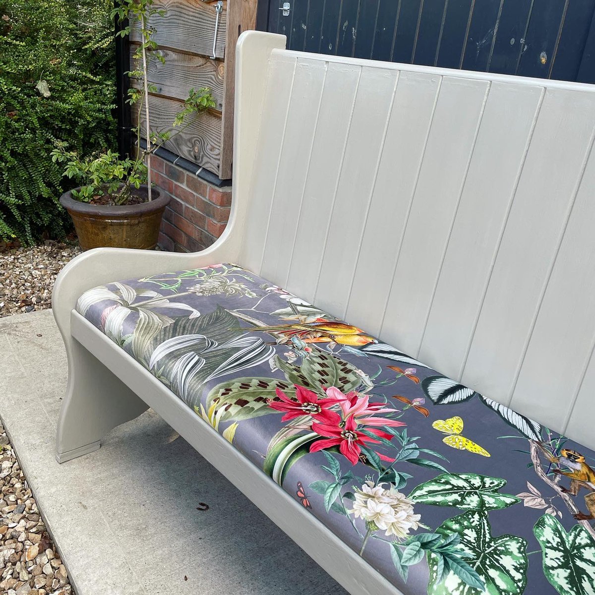 reworkeddorset's tweet photo. Fabulous pine settle reworked in French linen together with Clarke & Clarke fabric, now available 😀 #rwf #reworkedfurniture #settle #seating #kitchen #ckarkeandclarke #home @clarkeandclarke #funky #interiors #kitchenseating #annieslon @anniesloanhome #dorset https://t.co/y1HioVFY87