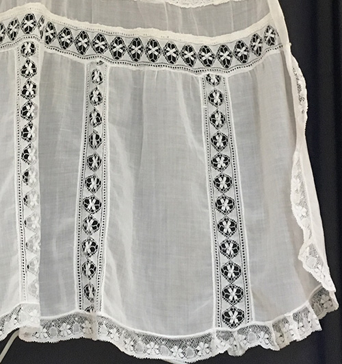 nat_clothing's tweet photo. Delicate lady’s apron intricately adorned with lace, the 19th century. The lace pattern is rather unique

#lace #lacepattern #laceapron #apron #vintageapron #vintagelace #lacemaking #19centurylace #19centuryfashion #nationalclothing #folkdress #folkcostume #folkclothing https://t.co/oblENeIbbV