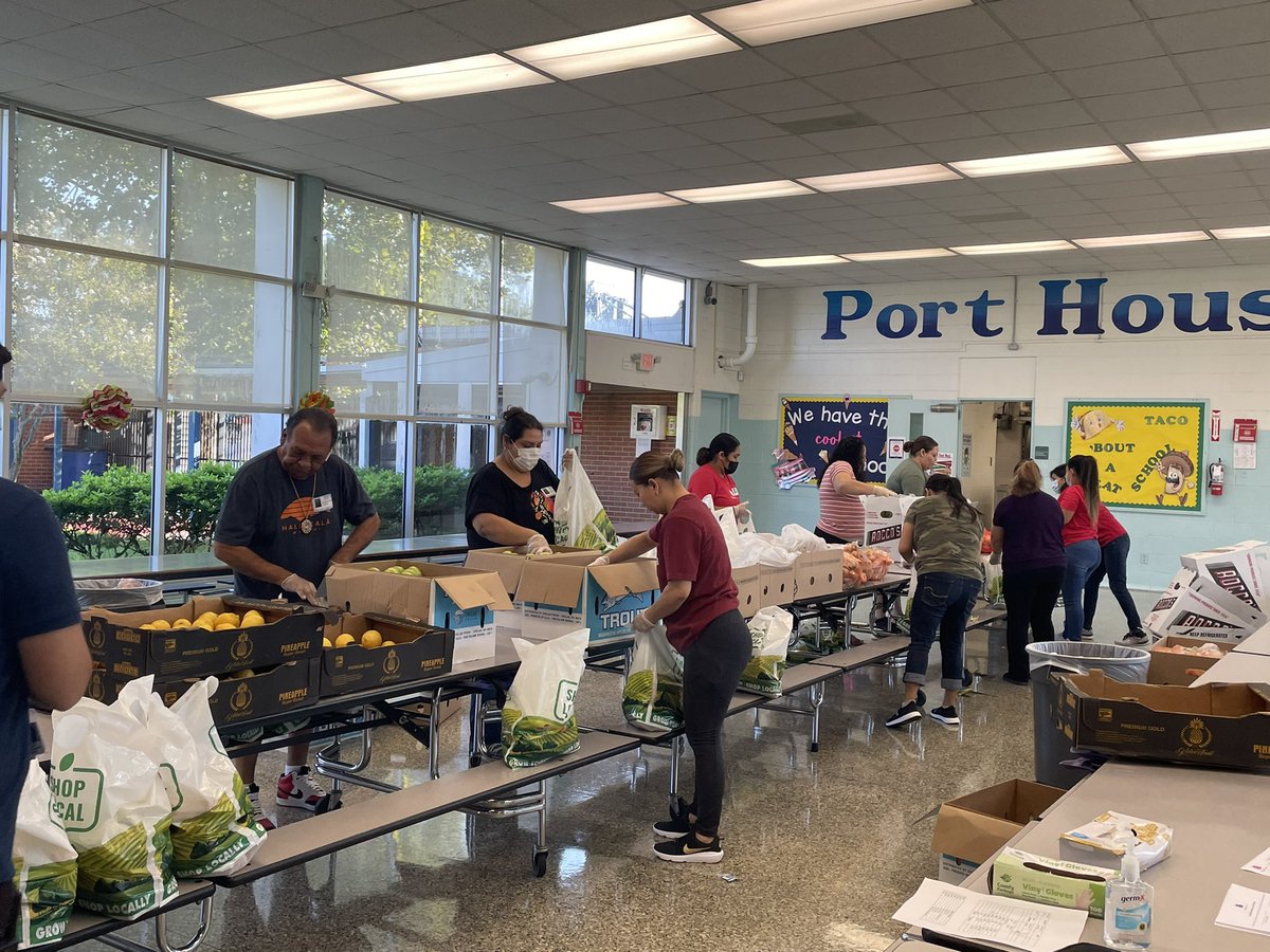 RinconPHE's tweet photo. Thank you to our partner @BrighterBites for offering their services to our Port Houston community! Excited to see our first distribution of the 2022-2023 school year! @AServin_WRS @Tinoco3rd @jmarti25HISD https://t.co/Mo1tSvxUUP