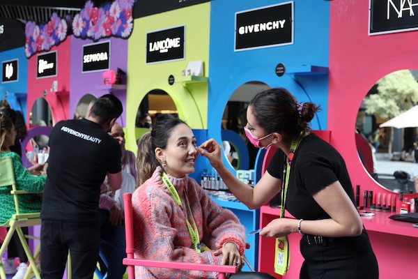 universalqro's tweet photo. #Galería 💄Si fuiste a @AnteaMx este fin de semana, seguro viste el festejo de @SephoraMX por sus 10 años en México. Ahí estuvieron las influencers @FMFerMartin, @danigalvanz y Bárbara Cárdenas.

https://t.co/F1m1e56Ucv

📸 Cortesía https://t.co/on0Pdvwv41
