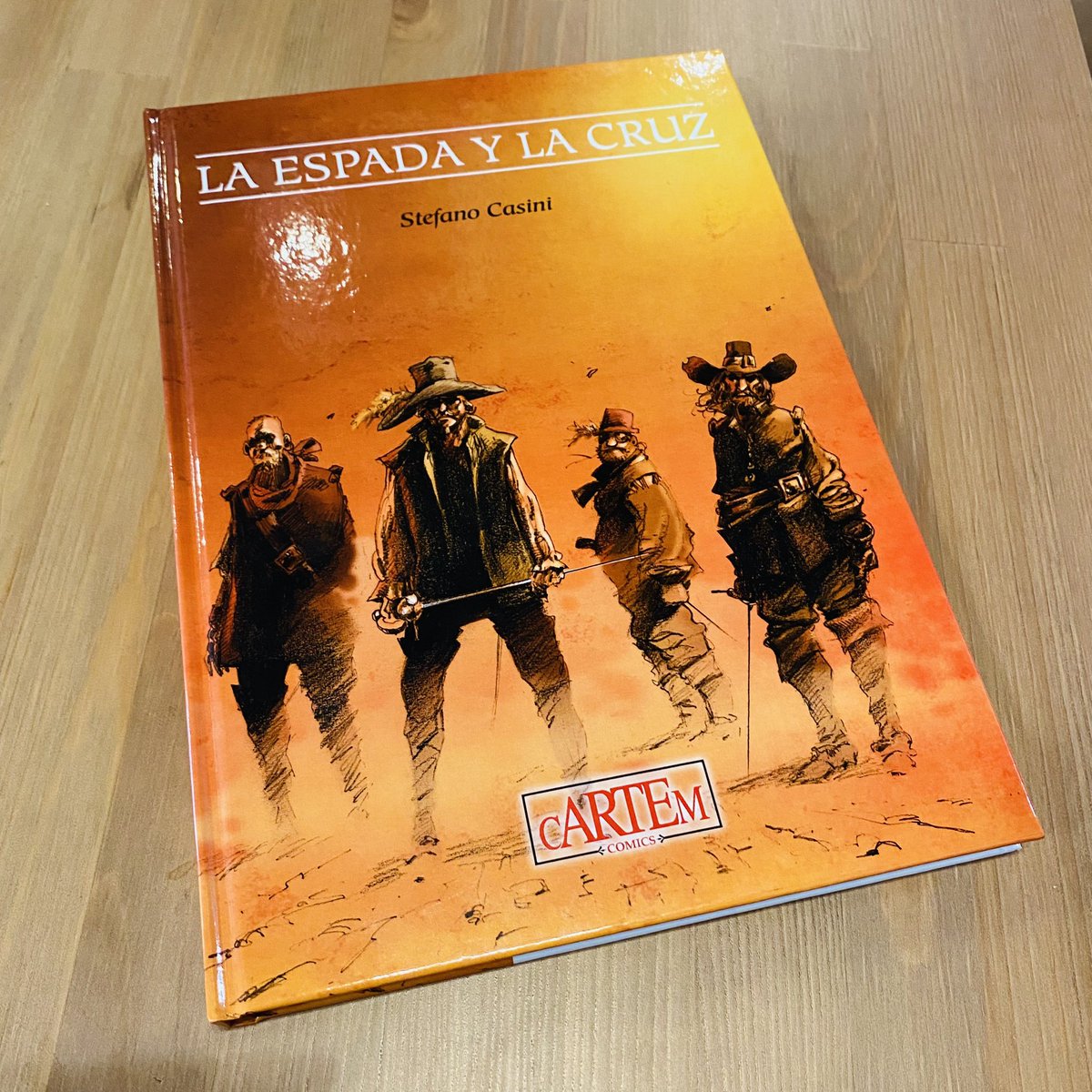 banana_comics's tweet photo. #sorteo para celebrar sus 45 vueltas al sol este viernes 23/09, vuestro librero alias #elbarbas ha decidido sortear un ejemplar de La espada y la Cruz publicado recientemente por @CartemComics firmado (y con dibujito) por Stefano Casini 😱😱😱
Condiciones 👇🏻 https://t.co/R8eOfntmju